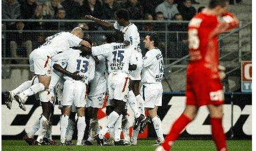  巴黎圣日耳曼主场大胜，里昂遭遇三连败  